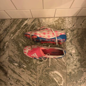 Adidas predator - Adidas predator, skick 8/10, endast lite missfärgade pga konstrgräset, FG