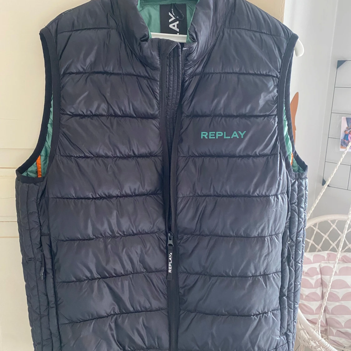 Svart dunväst från Replay