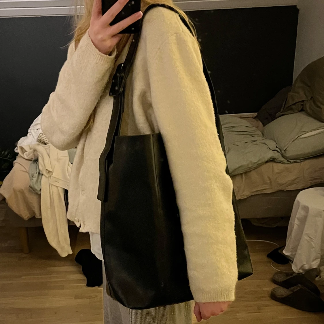 Svart axelväska med justerbart spänne - 1