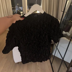 Svart topp med textur - Blus / topp från vero Moda. Strl s