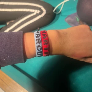 Marcus och Martinus armband - Säljer domma hemmagjorda 1st 25kr