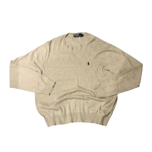 Grå tröja från Polo Ralph Lauren - Finstickad Ralph lauren tröja.  Storlek: står L i men passar S-M  Skriv privat för tillgång till mått.  Hör av er vid minsta fundering😊