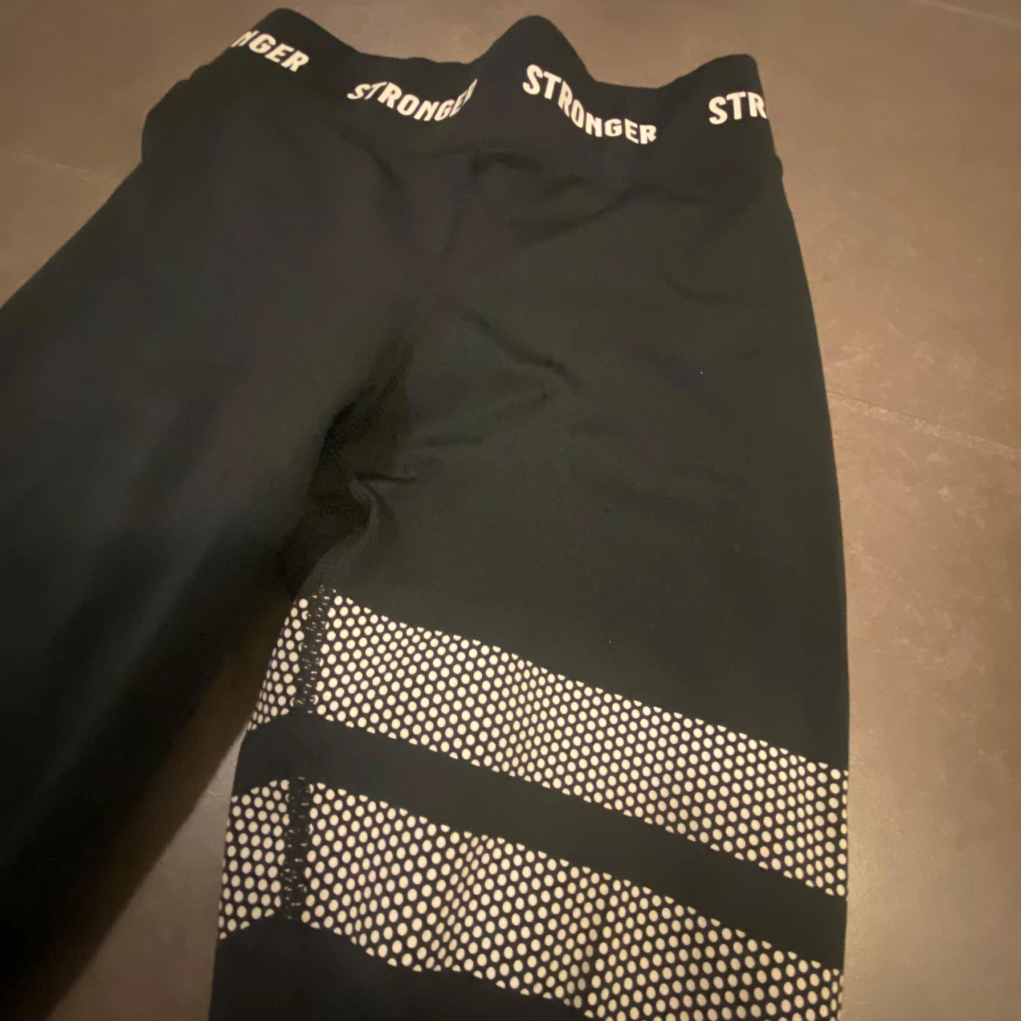 Svarta leggings från Stronger - 1
