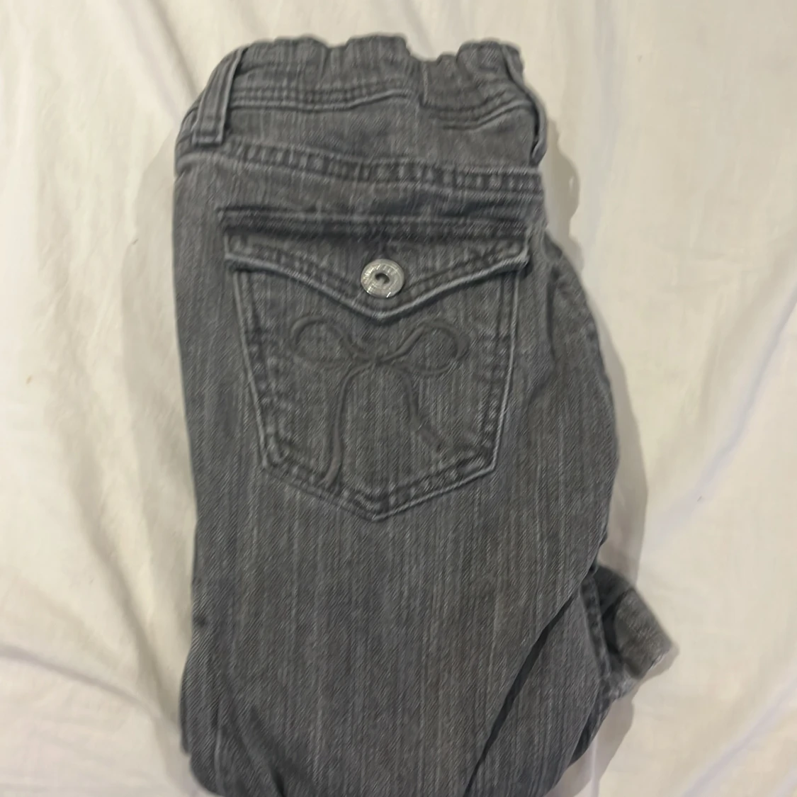 Grå jeansbyxor med vida ben