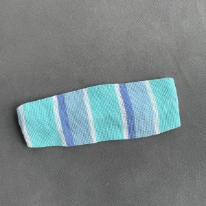 Randigt hårband från Djerf Avenue - HELT OANVÄNDA!!Snyggt hårband från Djerf Avenue i blå och turkosa nyanser med vita ränder. Tillverkat av återvunnen bomull och polyester, perfekt för att ge en färgklick till din outfit.
