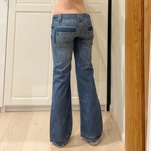 Lågmidjade bootcut jeans🤩 - Midja 35x2 cm, gren 20 cm o innerben 77 cm💕Jae 169 o xs-s o de är försmå o korta. Märkta strl 34 men små i storleken, mer 32 gissar jag på men det är måtten som gäller om man köper!!!