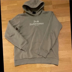 Peak hoodie (ny) - Helt ny peak hoodie med tagen kvar! Storlek 170 vilket är S, inga defekter eller så, köpt på kidsbrandstore ✅ hör av er vid frågor osv ✅🚨