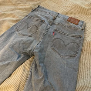 Levis 724 High Rise straight  - Snygga jeans från Levis med klassisk femficksdesign och en läderpatch baktill. De har en rak passform och är perfekta för en avslappnad stil. Strl 25, har dock små ljusa fläckar som inte syns så mycket. Som XS
