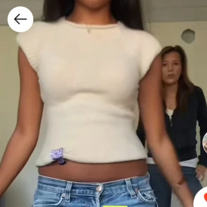 beige topp - jätte söt beige topp💗passar mig som vanligtvis har xs/s, lånade bilder från förra ägaren