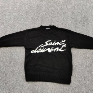 Svart tröja från Saint Laurent - Snygg svart tröja från Saint Laurent tröjan har långa ärmar och en klassisk rund halsringning. Helt ny köpt.  Påsen, etikett allt finns med. Har du några frågor det är bara att skriva (priset går att diskuteras) 