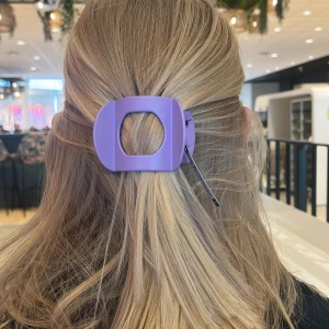 Lila hårklämma från Montini - Helt ny lila hårklämma från europén 