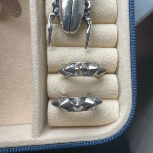 Edblad Silvriga örhängen med nitar - Snygga silvriga örhängen med nitar från Edblad i jätte fint skick