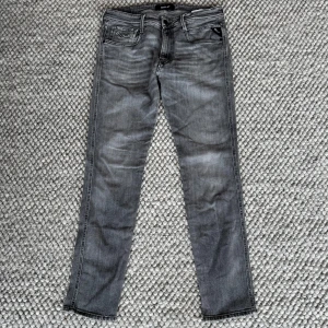 REPLAY ANBASS JEANS - Replay anbass jeans - Slim fit passform - Storlek W32/L32 - Nypris runt 1800kr -  Deluxecloset