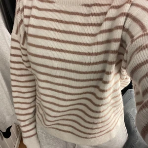 Stickad tröja - Randig stickad tröja från NA-KD, endast använd ett fåtal gånger!