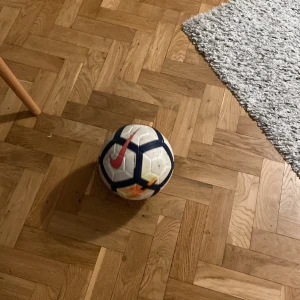 Premier league fotboll 2017/18 - Säljer billigt pågrund av att bollen tappar luft nästan direk! Jätte sällsynt boll så bra fynd