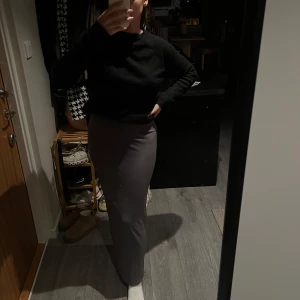 Grå maxikjol - Snygg grå maxikjol som passar till allt! Säljer den bara för att jag har två som är ganska lika🩶Passar S/M