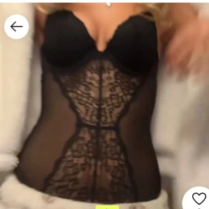 Svart spets body  - Jätte söt spets body som är från H&M, den är använd en gång så den är i jätte bra skick💕Den är storlek 80C💕Lånad bild !! Hör av er vid minsta lilla 