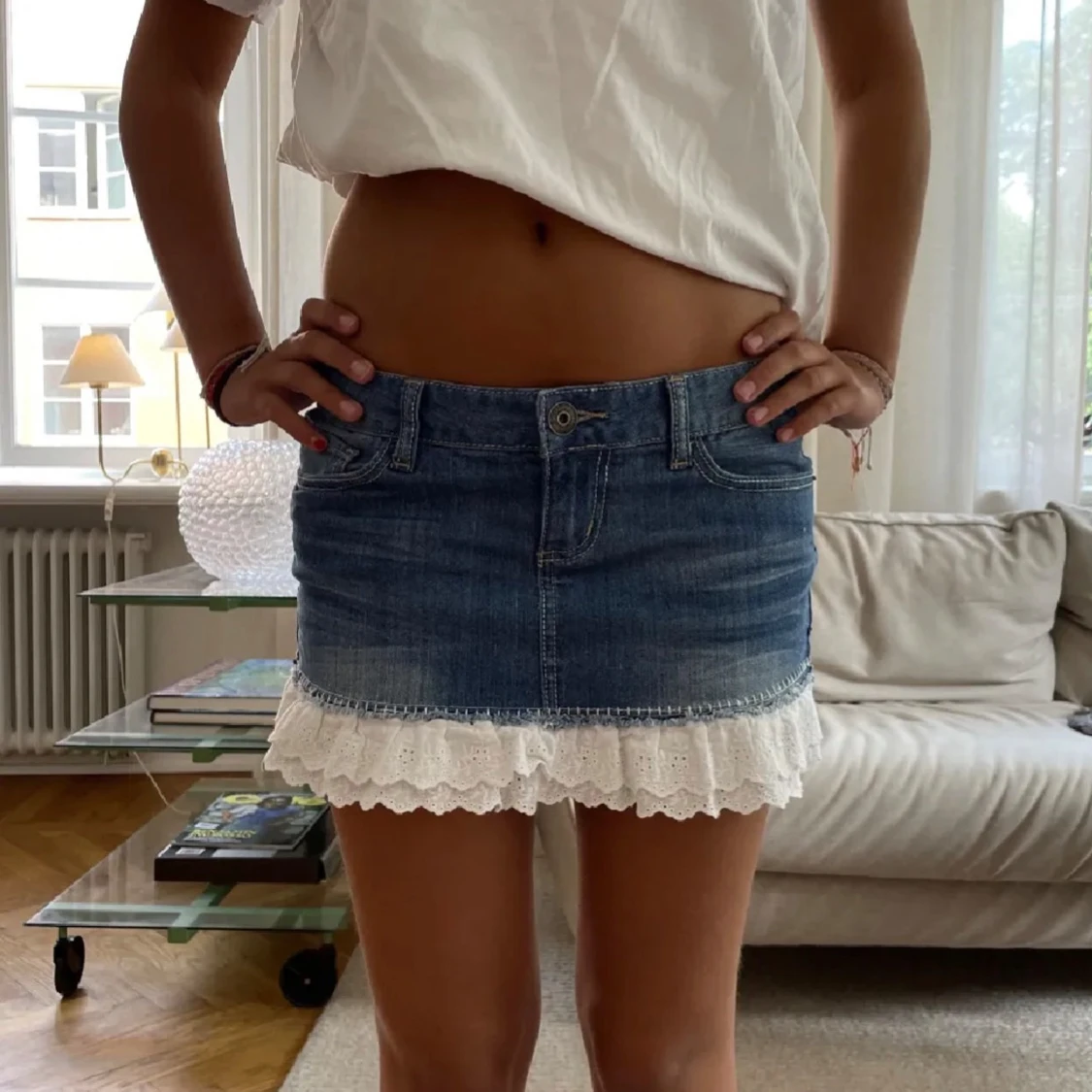 Jeanskjol med spetsdetalj