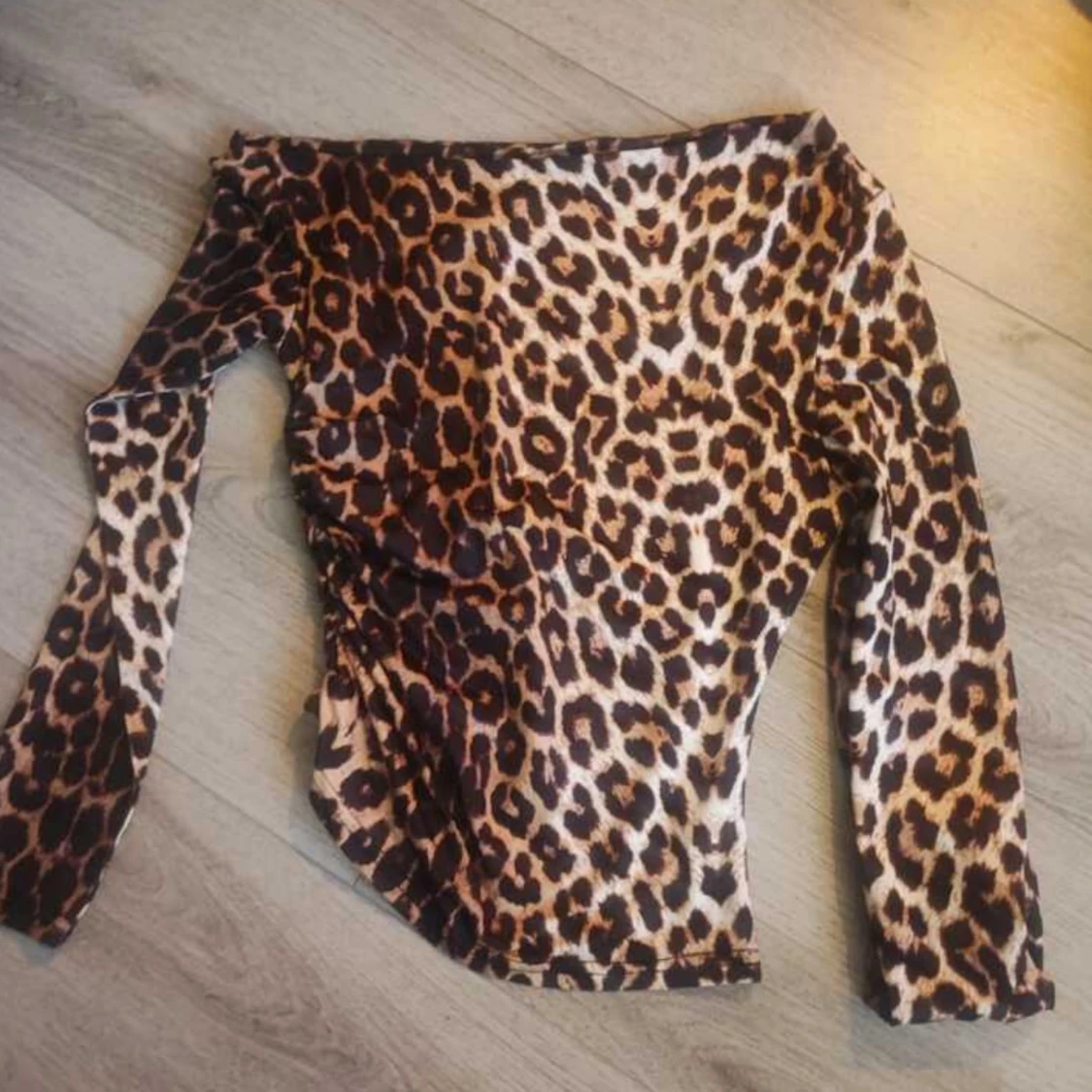 Leopardmönstrad offshoulder topp