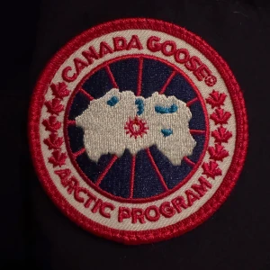 Canada Goose emory parka, admiral blue. Stl:L - Säljer en snygg och varm Admiral Blue dunjacka från Canada Goose. Perfekt för kalla vinterdagar. 