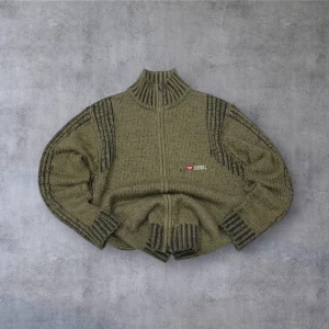 Diesel Stickad Tröja - Väldigt snygg och sällsynt diesel tröja, som man ser på sista bilden så klippte förra ägaren av lappen där bak; därav det billiga priset trots att det är en äkta diesel tröja.