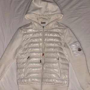 Monclear cardigan - Vit monclear cardigan i nytt skick, säljer den då jag vuxit ur den. (Ren och fläckfri, dåligt ljus på bilden bara)