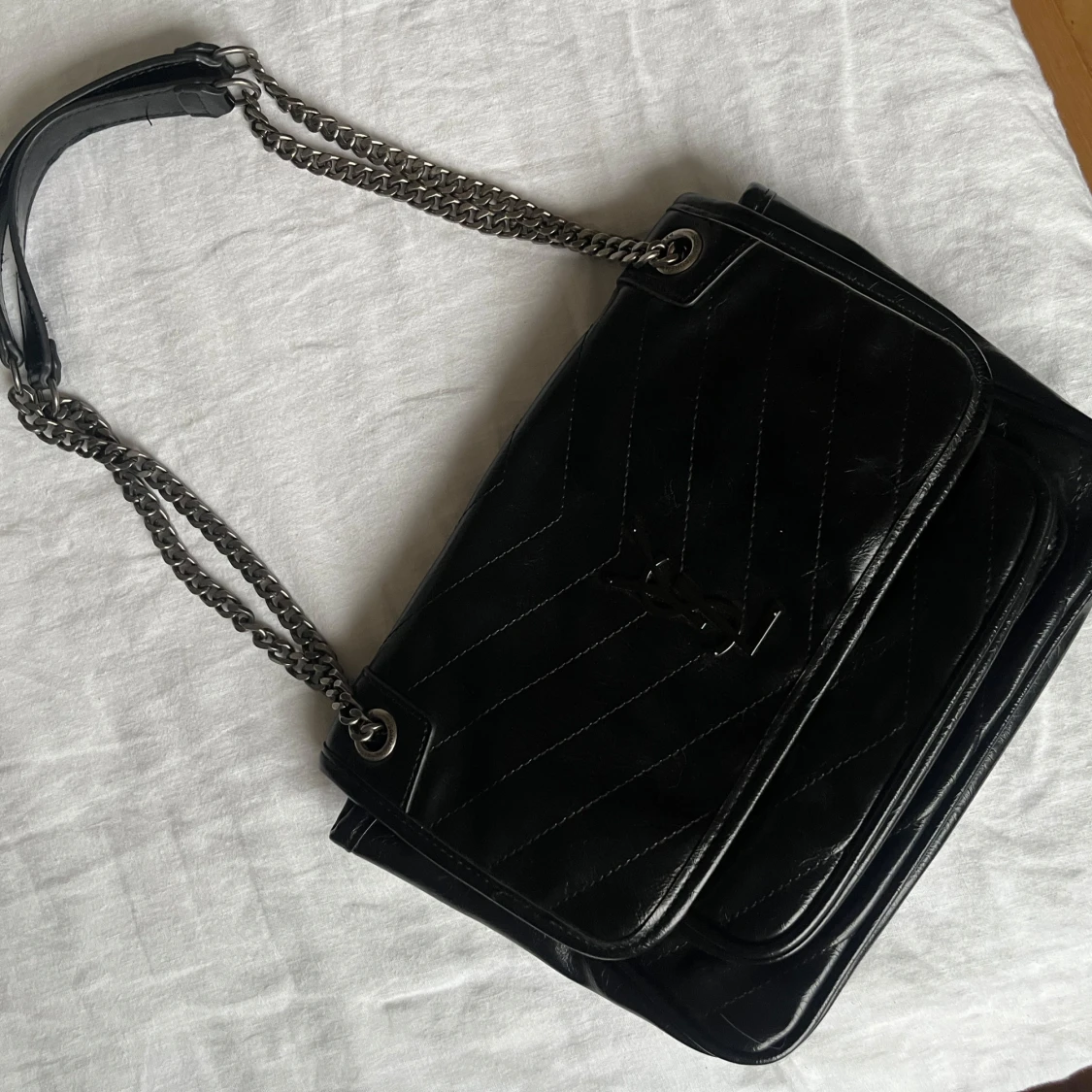 Svart quiltad axelväska med kedjedetaljer