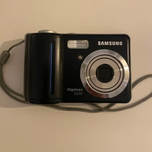 Samsung Digimax S600 Digitalkamera - Säljer denna digitalkamera (då jag redan har en), perfekt för att filma och fota till vardags! <3 Den har  6.0 megapixel, inbyggd blixt och LCD-skärm för att visa bilder och menyer ⭐️⭐️⭐️