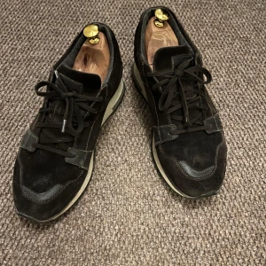 Feta sneakers från santoni - Snygga bruna sneakers i mocka med snörning och robust sula. Perfekta våren och sommaren. Nypris ca6000