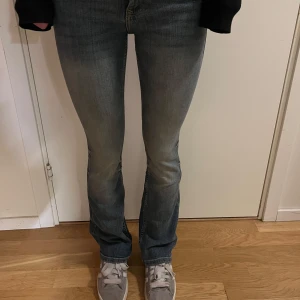 Lågmidjade bootcut jeans - Lpgdmidjade bootcut jeans. Jeansen har en knapp- och dragkedjestängning framtill. Lappen finans kvar. 