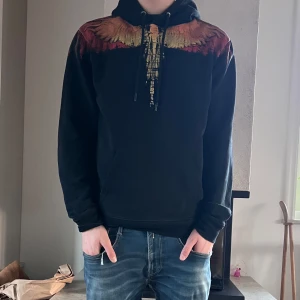 Marcelo Burlon Hoodie - Svart Marcelo Burlon Hoodie || Röd gul färg på fågeln || Skön passform || Bra skick || Tveka inte att höra av dig vid frågor!🙌🏼🙌🏼
