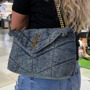 Väska denim  - Säljer denna vackra och spännande väska. Mer info om väskan går att få privat🩵 