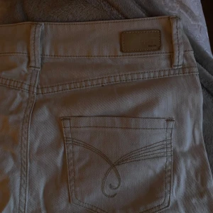 Beige-vita jeans från Esprit - Snygga beige-vita jeans från Esprit broderade bakfickor. De har en knapp och dragkedja framtill och är straight men endast lite smala i benen, men inte skinny 💗aldrig använt av mig och från tidig ägare har dem antingen varit använda sparsamt eller inte alls. 💞 S/36