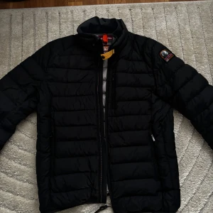 Parajumpers Ugo Super Light Weight - Säljer en svart Ugo Super Light Weight från Parajumpers. Använd fåtal gånger.