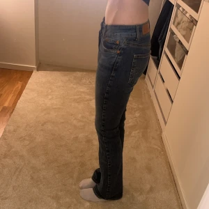 Lågmidjade och bootcut jeans - Snygga lågmidjade och bootcut jeans med detaljer på fickan. Använda men i väldigt bra skick! Ifrån JUNKYARD och i stl S. Nypris 600 Jag är 170 cm lång. 🩷🩷