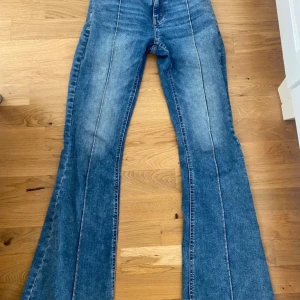 Blå bootcut jeans - Snygga blå bootcut jeans från Lindex. Jeansen har inga defekter och har inte använda mycket💞