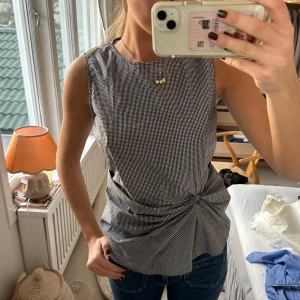 Topp - Så fin rutig topp med jättefin detalj! Nyskick 