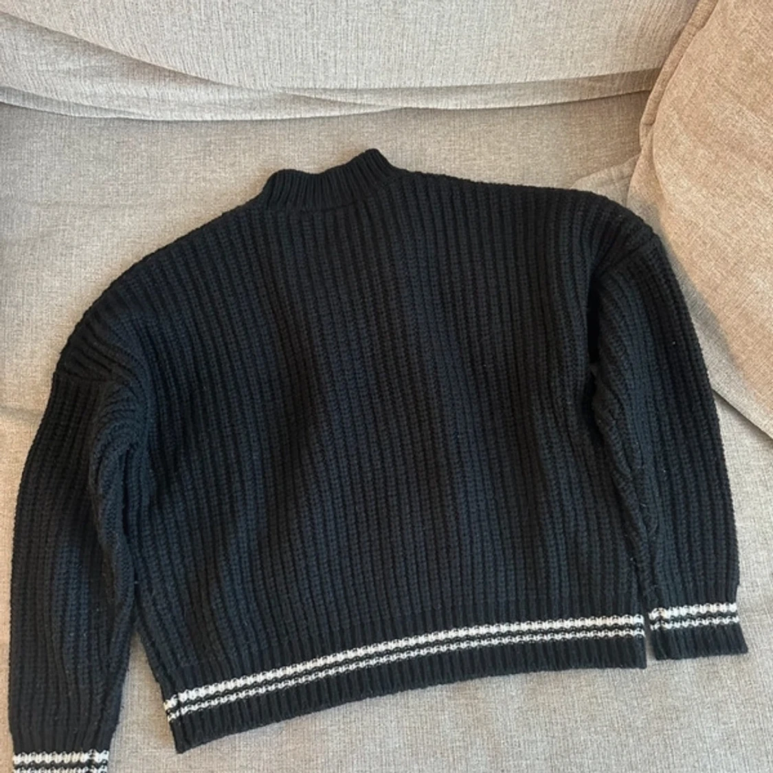 Svart stickad tröja från Lyle & Scott - 1