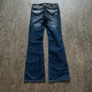 Miss Me Jeans  - Midjemått rakt över: 33                                                      Innerbenslängd: 73 