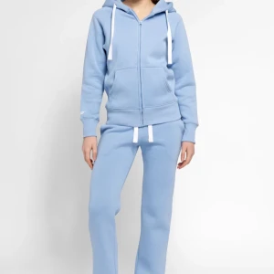 Russemerch hoodie  - Russemerch zip hoodie i storlek XS, passar även S om man brukar ha S. Den är jättetjock och skön. Sömmen längst ner på vänster sida är lite sne och har gått upp lite (bild 2)  men det lätt att fixa, endast jag som är lite lat. Pris är diskuterbart ❗️