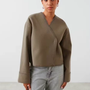 Beige vårjacka - Snygg beige vårjacka. Endast använd ett fåtal gånger 💕storlek s passar xs-m