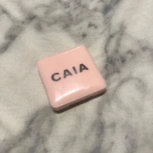 Krämrouge från CAIA - Säljer ett krämrouge från CAIA i en snygg rosa nyans. Kompakt förpackning med inbyggd spegel, perfekt för touch-ups under dagen. Den mjuka formulan ger en naturlig och fräsch look.