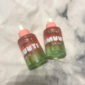 Watermelon Dew Serum från Smuutiskin - Fräscht och återfuktande serum med vattenmelonextrakt och hyaluronsyra. Veganskt och doftfritt, perfekt för daglig användning. Designat i Finland och tillverkat i Korea. Kommer i en söt rosa och grön flaska med pipett för enkel applicering.💓💓❤️‍🔥