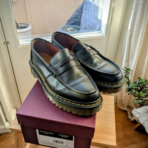 Dr. Martens Penton Bex - Made in England Dr. Martens. Använda men välskötta. Stlk UK8/EU42.