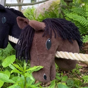 Brun käpphäst i bra skick tillsalu - Charmig brun käpphäst med svart man tillsalu. Perfekt för lek och äventyr i trädgården. Köpt för över 550 kr.