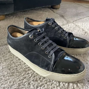 Lanvin skor - Säljer dessa sjukt snygga och stilrena Lanvins. Skick: 8/10 | Nypris: 4300kr | Vårt pris: 1899kr | Hör av dig vid funderingar! Mvh