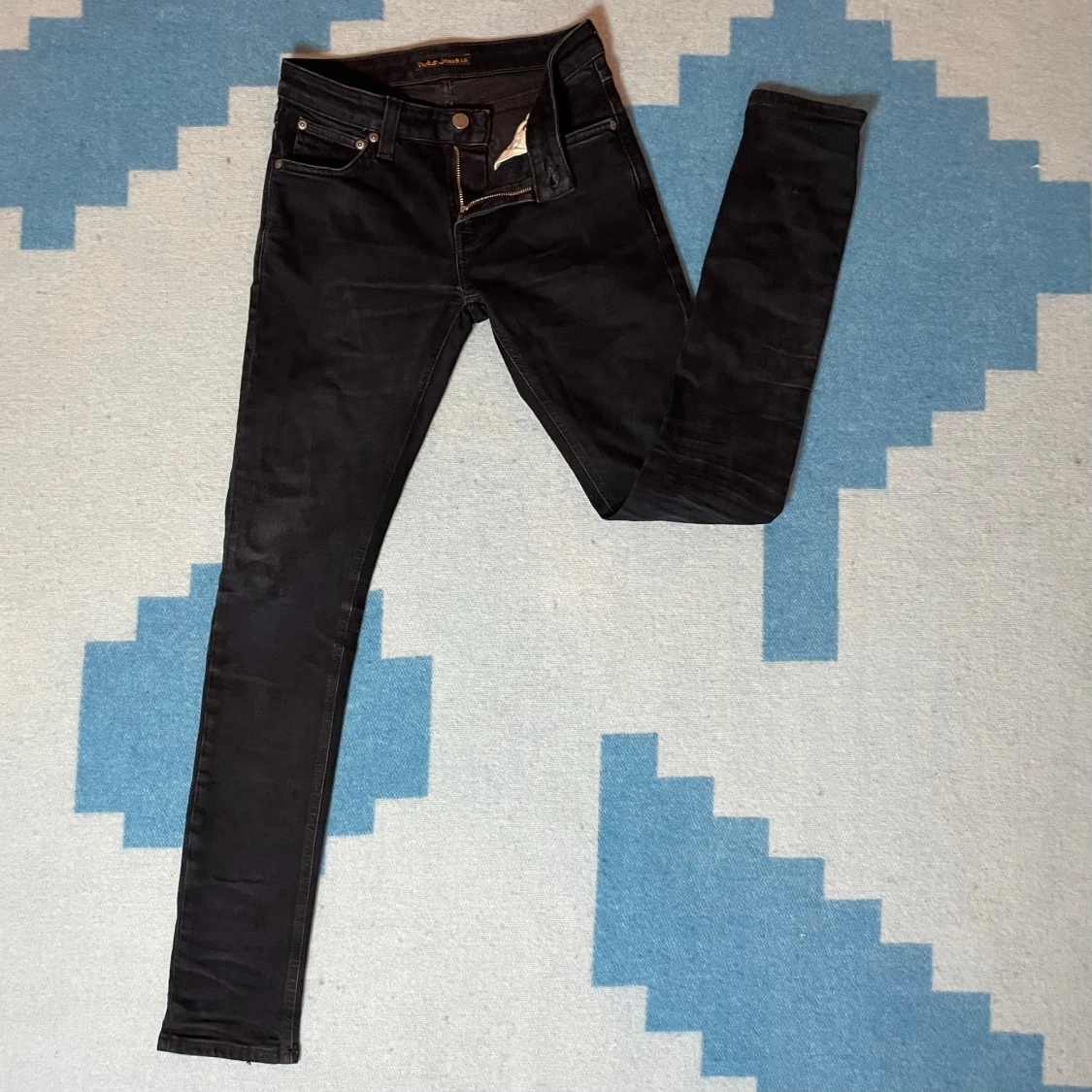 Mörkblå nästan svarta jeans från Nudie Jeans