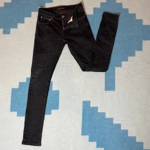 Mörkblå nästan svarta jeans från Nudie Jeans - Snygga mörkblå jeans från Nudie Jeans i en slim passform. 