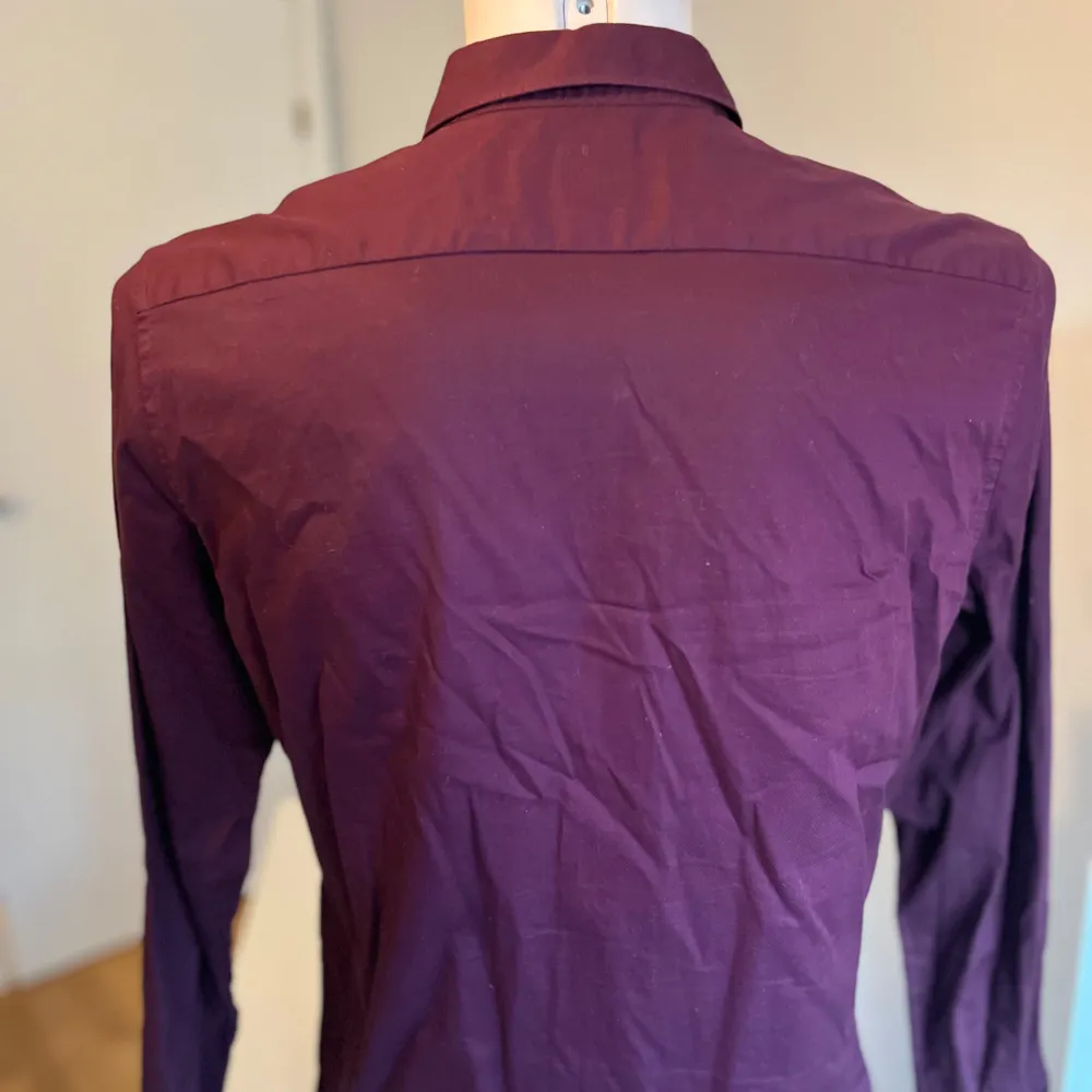 Vinröd skjorta från h&m i bra skick. Premium cotton Slim fit stl.M. Paidat.