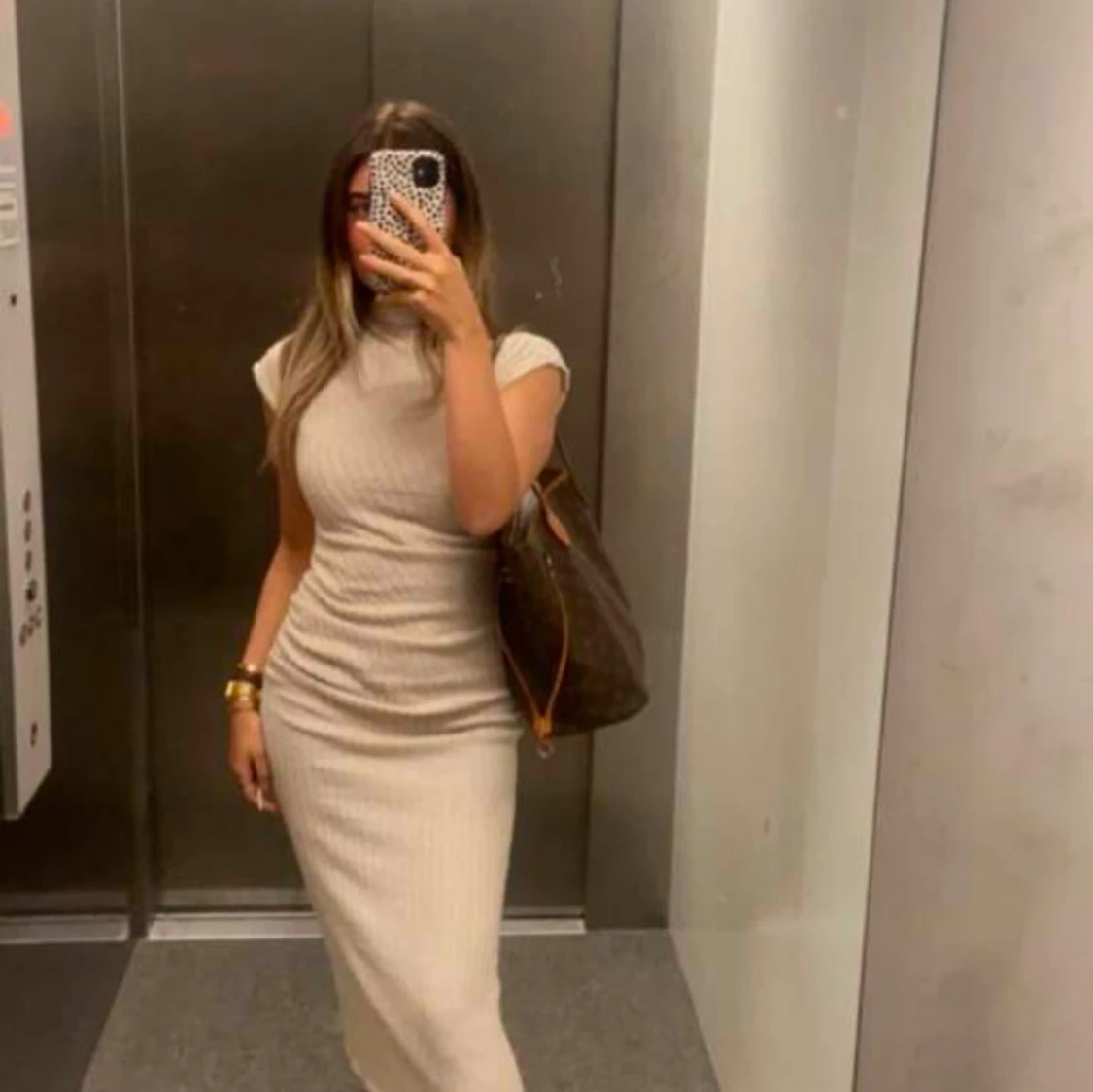 Beige ribbad klänning